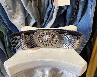 Vintage Retro 1980\'s silver-tone stretch hammered oval frame belt with lion head Vintage 1980 main image 2