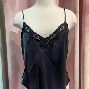 Top camisola de satén recortado estilo vintage Y2K de Victoria’s Secret