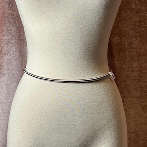 Cinturón elástico con cadena de serpiente y hebilla escultural de la década de 1970