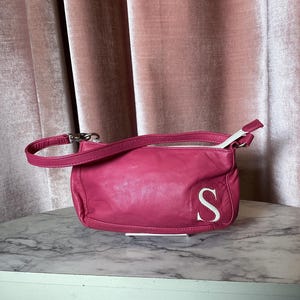 Bolsa de ombro vintage Y2K em couro rosa com letra S