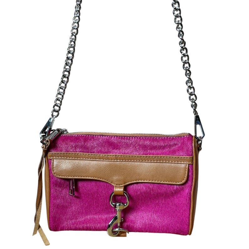 Puede incluir: Un bolso bandolera rosa con una correa de cadena plateada. El bolso presenta un detalle de cuero marr&oacute;n en la parte delantera y un cierre plateado. El bolso est&aacute; hecho de un material texturizado.