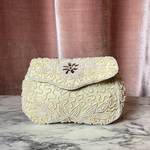 Bolso de mano mini vintage Y2K en color beige con lentejuelas y perlas
