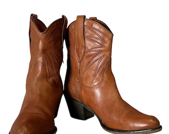 Stivaletti da cowboy corti in pelle color cognac vintage Y2K, realizzati in Italia, taglia 38