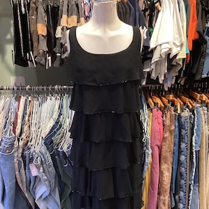 Vestido mini de fiesta con volantes y ribete de cuentas negras Patra Vintage Y2K