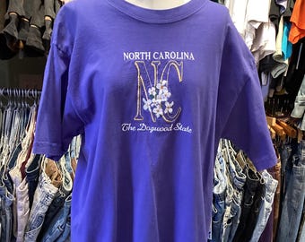 Maglietta vintage anni '90 con ricamo viola di classe North Carolina