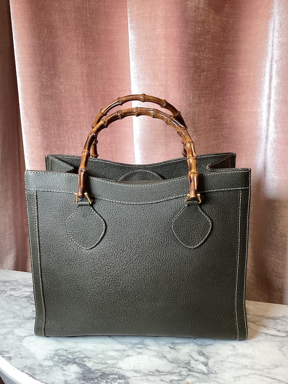 【GUCCI】バンブーハンドル トートバッグ ダイアナ　スウェード　 グッチ グッチ“バンブーハンドル”の「グッチ ダイアナ」バッグ新作