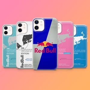 Op de afbeelding: Vijf smartphonehoesjes met Red Bull energiedrank branding. De ontwerpen bevatten het klassieke blauw-zilveren logo, wit met zwarte stieren, lichtblauw, roze en blauwe edities, elk met de bijbehorende smaaktekst en afbeeldingen van de stieren.