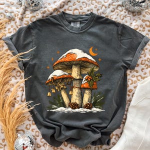Fröhliches Pilz-Weihnachts-T-Shirt mit Grafik, Retro-Weihnachts-Fliegenpilz-Cottagecore-Shirt, Vintage-Winteroberteil mit Gravur, Comfort Colors® Pilz-Geschenk