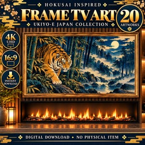 以下が含まれることがあります： Hokusai Inspired Frame TV Art Ukiyo-E Japan Collectionというタイトルの20作品を含むデジタルダウンロードコレクション。メイン画像は、暖炉の上のテレビに映し出された、竹林の中の虎と月明かりに照らされた山々の風景です。