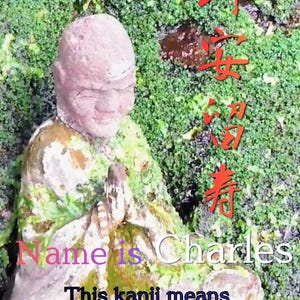 Puede incluir: Una estatua de piedra desgastada de una figura en pose meditativa con las manos juntas, parcialmente cubierta de musgo verde. La imagen incluye caracteres kanji rojos y el texto: Name is Charles. This kanji means 'If you peacefully abide in the realm of wisdom, you will enjoy a long life.'