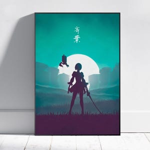 Peut inclure: Une affiche verticale encadrée représentant la silhouette sombre d'un personnage debout dans un champ herbeux devant une grande lune blanche et un ciel sarcelle. Un petit robot flotte à proximité et du texte japonais blanc est centré.