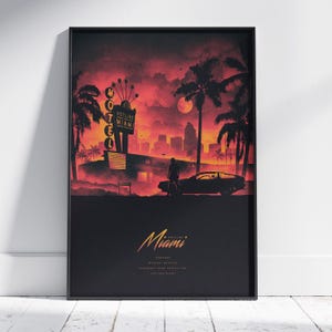 Może przedstawiać: Oprawiony plakat przedstawiający mroczną, stylizowaną scenę motelu nocą pod czerwono-pomarańczowym niebem. Sylwetka osoby stoi obok samochodu przed szyldem motelu z napisem Hotline Miami. Dolny tekst zawiera słowa Miami, Hotline oraz inne drobne napisy.