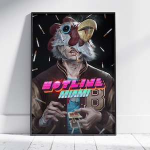 Może przedstawiać: Oprawiony plakat przedstawiający postać w masce kurczaka, brązowej kurtce typu varsity z literą B i niebieskiej koszulce. Postać trzyma paczkę papierosów, a wokół niej na czarnym tle unoszą się papierosy. Napis HOTLINE MIAMI.