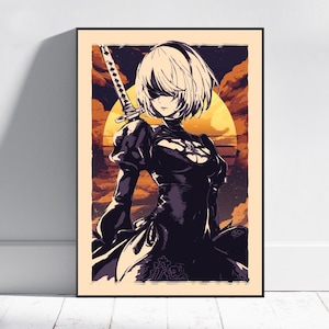 Peut inclure: Une impression d'art encadrée représentant une illustration stylisée d'un personnage aux cheveux blancs courts et au bandeau noir, portant une robe sombre à manches bouffantes. Un katana est attaché au dos, devant un grand soleil jaune et des nuages orange.