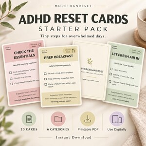 Può includere: Un set di ADHD Reset Cards Starter Pack composto da quattro carte rettangolari nei colori pastello rosa, giallo, crema e verde. Ogni carta mostra elenchi di attività, caselle di controllo e intestazioni come Check the Essentials.
