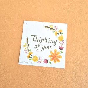 Imprimable carte de voeux "Pensée à vous" avec un décor de fleurs hongroises colorées, un excellent cadeau pour une personne formidable ou pour vos proches qui vous manquent.