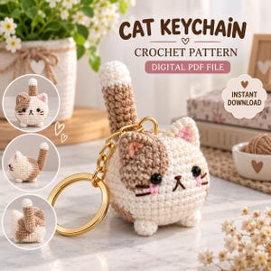 Peut inclure: Un porte-clés chat au crochet avec un corps rond crème et marron, une queue haute, des yeux en perles noires et des joues roses brodées. Le texte indique CAT KEYCHAIN CROCHET PATTERN DIGITAL PDF FILE et INSTANT DOWNLOAD. Inclut trois vues circulaires.