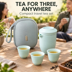 Pode incluir: Um conjunto de chá de viagem em cerâmica azul-claro, incluindo um bule com tampa e três chávenas pequenas, acompanhado por um estojo de transporte cinzento a condizer. O texto TEA FOR THREE, ANYWHERE Compact travel tea set é visível.