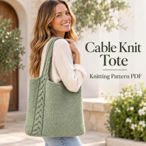 Peut inclure: Un sac fourre-tout en tricot torsadé vert sauge avec une texture tressée proéminente le long du côté et des bretelles. Le texte Cable Knit Tote Knitting Pattern PDF est affiché en lettres vert foncé sur le côté droit de l'image.