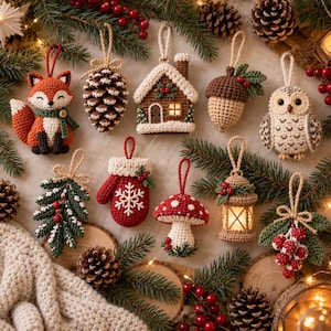 Könnte beinhalten: Eine Sammlung von zehn gehäkelten Weihnachtsanhängern, darunter ein Fuchs, ein Tannenzapfen, ein Lebkuchenhaus, eine Eichel, eine Eule, ein Tannenzweig, ein Fäustling mit Schneeflocke, ein Pilz, eine Laterne und Stechpalmenbeeren.