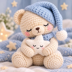Könnte beinhalten: Ein cremefarbener, gehäkelter Teddybär mit geschlossenen Augen und rosa Wangen, der eine blaue Schlafmütze mit weißem Bommel und einen passenden blauen Schal trägt. Der Bär hält einen kleinen, weißen, fünfzackigen Stern mit lächelndem Gesicht.