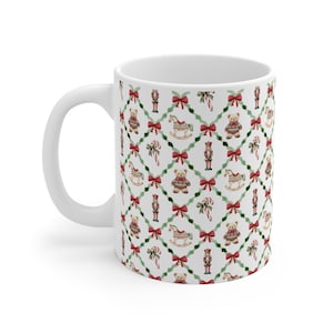 Può includere: Una tazza in ceramica bianca con un motivo ripetuto di fiocchi rossi, ghirlande verdi, schiaccianoci, orsacchiotti con maglioni, cavalli a dondolo e bastoncini di zucchero disposti in una griglia a rombi sulla superficie.