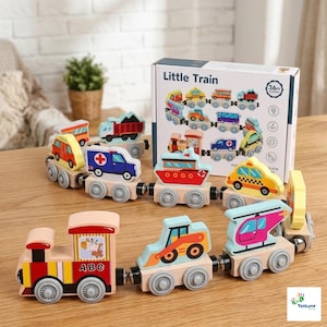 Könnte beinhalten: Ein hölzernes Spielzeugeisenbahn-Set mit einer roten Lokomotive mit ABC-Text und Giraffen-Illustration, gefolgt von verschiedenen bunten fahrzeugförmigen Waggons, darunter ein Hubschrauber, ein Bulldozer, ein Boot, ein Taxi, ein Krankenwagen und ein LKW.