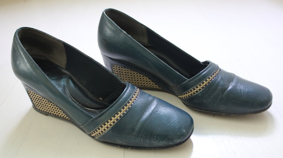 1970s Navy Blue Leather Wedges with Wicker Detail… - image 4