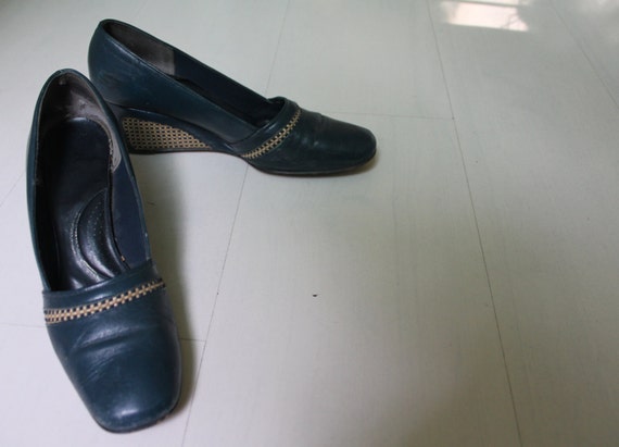1970s Navy Blue Leather Wedges with Wicker Detail… - image 2