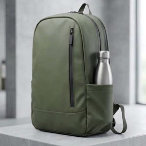 Puede incluir: Una mochila de color verde oliva con un acabado liso y mate, que presenta un bolsillo frontal vertical con cremallera negra y un bolsillo lateral que contiene una botella de agua de metal plateado. La bolsa tiene un diseño estructurado y redondeado.