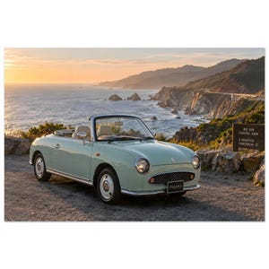 Peut inclure: Une voiture décapotable Nissan Figaro vert pâle avec une calandre chromée, des phares ronds et une plaque d'immatriculation indiquant FIGARO. Le véhicule est garé sur une surface en gravier avec une falaise côtière et un coucher de soleil.