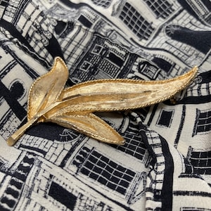 Vintage gold colored elegant leaf brooch pin back detailed leaf veins