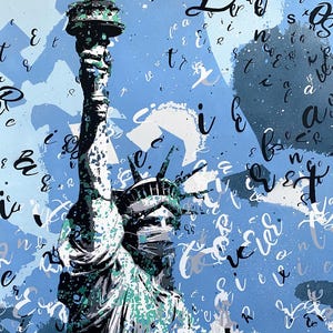 Può includere: Una stampa d'arte grafica raffigurante la Statua della Libertà con una mascherina, resa in tonalità di blu, bianco e nero. La statua tiene una torcia sollevata contro uno sfondo pieno di scrittura corsiva sovrapposta e la parola Liberty.