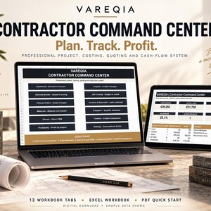 Puede incluir: Un ordenador portátil y una tableta muestran la interfaz del software Vareqia Contractor Command Center. Las pantallas muestran paneles de gestión de proyectos, costes y facturación. Un bolígrafo, un plano enrollado y libros están sobre la mesa.