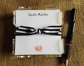 Mini mémos avec support en acrylique ;  Papier à lettres avec support ; Support pour mémos en Lucite ; Support en lucite avec papier à lettres ; Papier dans un support acrylique