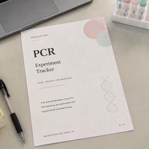 Puede incluir: Un documento de papel blanco titulado PCR Experiment Tracker con un gráfico de hélice de ADN, círculos rosas y azules, y el texto Plan, Record, Troubleshoot. El documento está rodeado por una computadora portátil, un bolígrafo y viales.