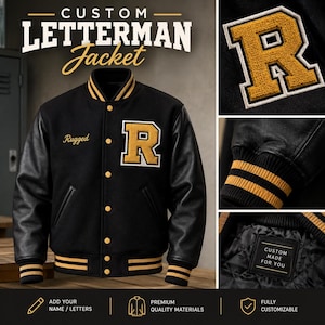 Può includere: Una giacca varsity nera con maniche in pelle dorata, una toppa con la lettera R dorata e bianca e la parola Rugged ricamata sul petto. La giacca presenta bottoni a pressione dorati, polsini a coste a righe e un'etichetta con la scritta Custom Made For You.