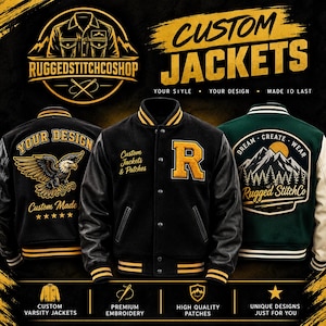 Puede incluir: Tres chaquetas tipo varsity con bordados y parches personalizados. La chaqueta central es negra con ribetes amarillos y un parche con la letra R. La chaqueta izquierda muestra un águila y texto. La derecha presenta un paisaje de montaña y texto.