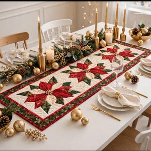 Può includere: Un runner da tavola trapuntato con un motivo ripetuto di stelle di Natale in rosso, verde e crema. Il runner è decorato con ornamenti dorati, rami di pino e alti candelabri dorati con candele bianche su un tavolo da pranzo bianco.