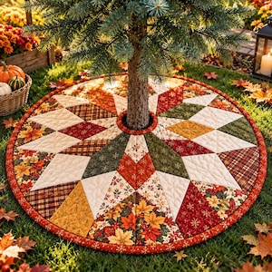 Puede incluir: Una falda de árbol acolchada y redonda con un patrón de estrella hecho de parches de tela en colores otoñales como naranja, rojo, amarillo, verde y crema. El diseño incorpora estampados de hojas, cuadros y copos de nieve.