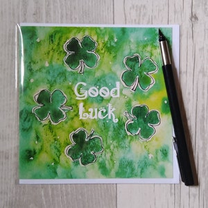 Carte porte-bonheur. Carte de trèfle à quatre feuilles. Bonne chance pour vos examens. Bonne chance pour votre examen de conduite. Bonne chance dans votre nouvel emploi. Carte imprimée