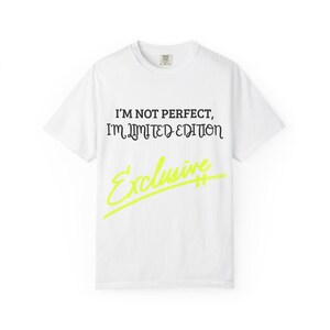 Può includere: Una t-shirt bianca a maniche corte con il testo nero I'M NOT PERFECT, I'M LIMITED EDITION e la parola Exclusive scritta in un carattere corsivo giallo neon brillante con una linea diagonale sottostante al centro del petto.