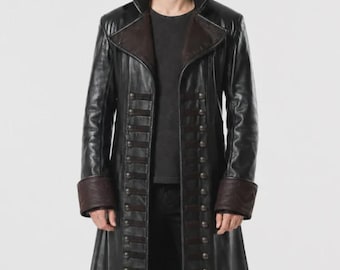 Peut inclure: Un long manteau noir doté d'un col haut, de manches longues avec des poignets marron foncé et d'une fermeture à double boutonnage avec de nombreux boutons ronds et des brides verticales. Le manteau a une coupe structurée et lisse.