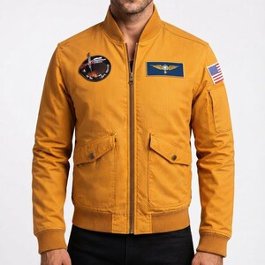 Chaqueta de piloto Ryan de algodón mostaza, abrigo bomber de astronauta hecho a mano Ryland Mary con insignia de ala y parche de bandera, chaqueta de disfraz de misión espacial