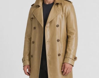 Peut inclure: Un trench-coat beige à double boutonnage en matière lisse, doté d'un large col, de pattes d'épaule et de poignets boutonnés. Le manteau présente deux rangées verticales de boutons marron foncé sur une chemise noire unie.