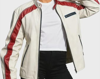 Peut inclure: Une veste couleur crème dotée d'un col montant, d'une fermeture éclair intégrale sur le devant et de larges bandes de course rouges le long de chaque manche. La veste comprend une poche poitrine zippée et deux poches inférieures zippées.