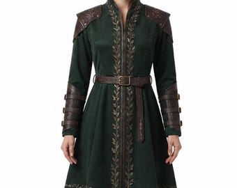Peut inclure: Un manteau vert foncé doté d'épaulettes et de protège-avant-bras en similicuir marron avec des boucles. Le manteau présente une fermeture éclair centrale, une ceinture marron assortie avec une boucle en métal et une broderie dorée.
