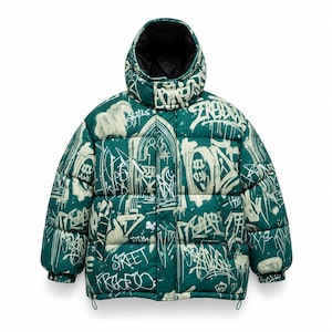 Puede incluir: Una chaqueta acolchada de color verde oscuro con un estampado de grafiti blanco en toda la prenda, que incluye diversas letras estilizadas y diseños de arcos arquitectónicos. La chaqueta cuenta con cuello alto, capucha con forro negro y cremallera.