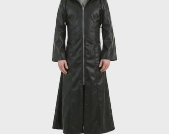 Peut inclure: Un long manteau noir arrivant jusqu'au sol, fabriqué dans une matière lisse rappelant le cuir. Il présente une fermeture éclair argentée sur toute la longueur, une capuche, des manches longues et une coupe ajustée s'évasant vers le bas.