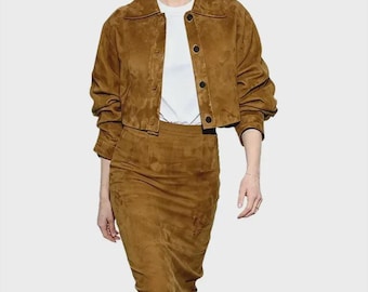Completo da donna in camoscio color cammello, composto da giacca e gonna, taglio corto con abbottonatura frontale.